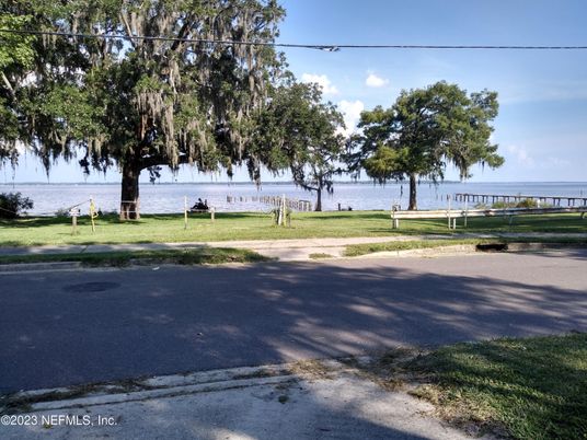 Exterior, Lake