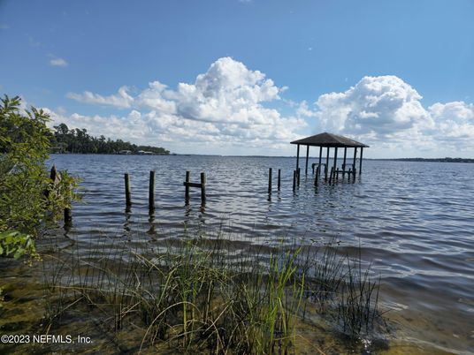 Exterior, Lake