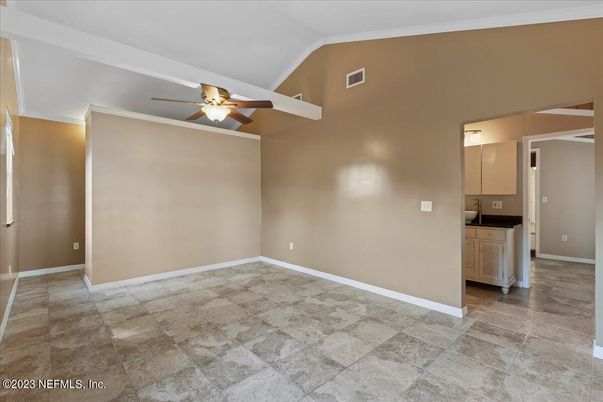 Empty room, Interior