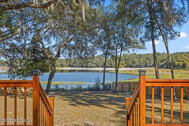 Exterior, Lake