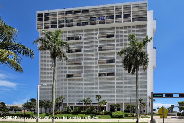Exterior, Facade, Highrise