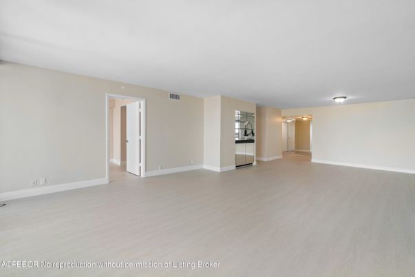 Empty room, Interior