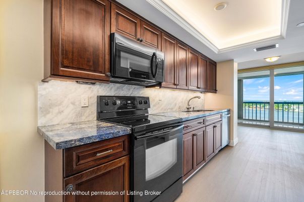 Interior, Kitchen, Recessed Lighting, Water