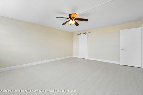 Empty room, Interior