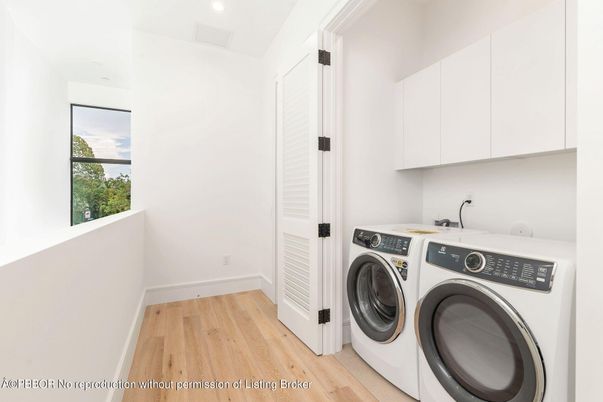 Interior, Recessed Lighting, Washer, Wood Texture Flooring