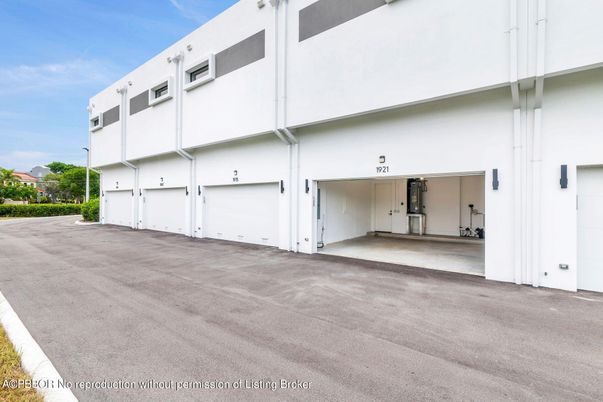 Attached, Exterior, Facade, None