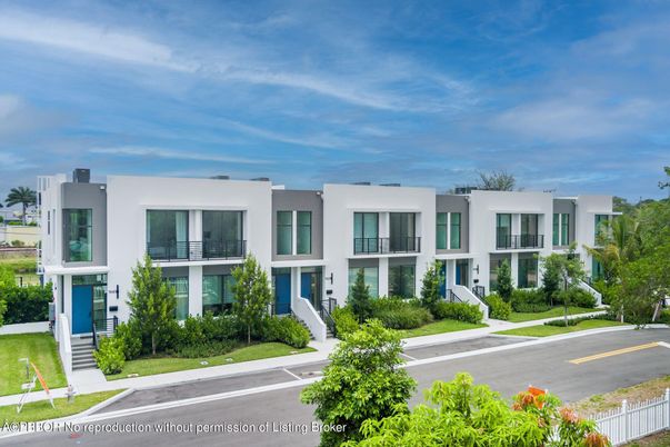 Exterior, Facade, Modern