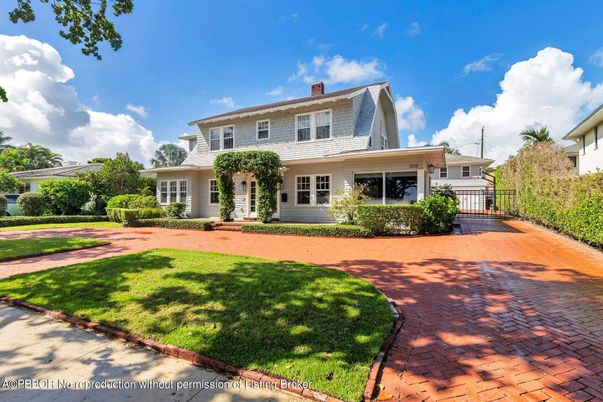 Exterior, Facade, American Foursquare