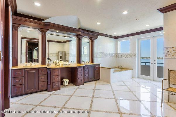Bathroom, Dual Sink Vanities, Interior, Recessed Lighting