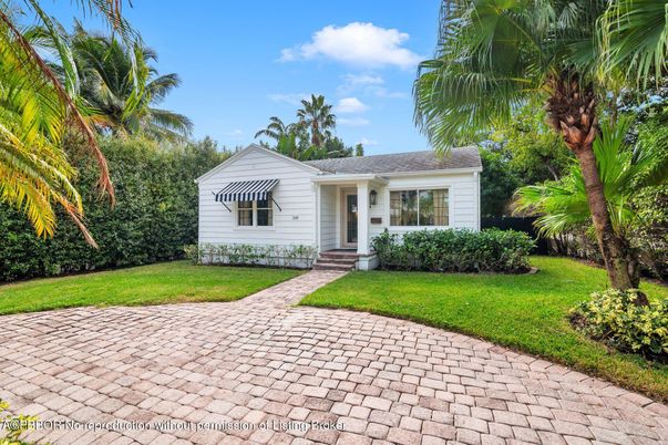 Backyard, Exterior, Facade, Ranch
