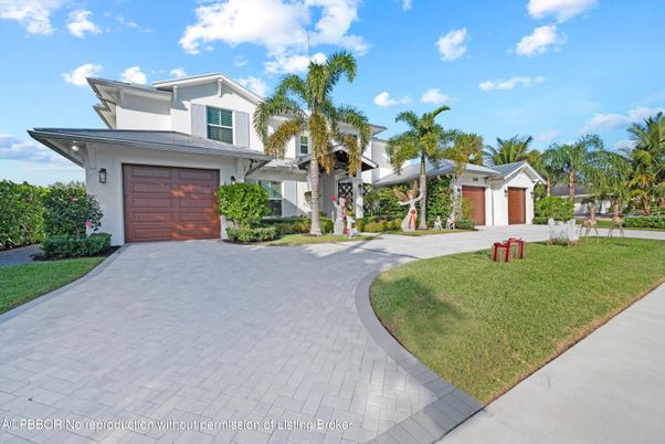 Attached, Exterior, Facade, Mediterranean