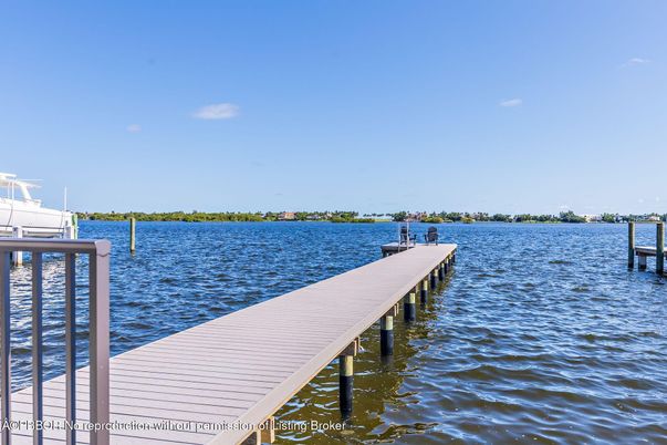 Exterior, Lake