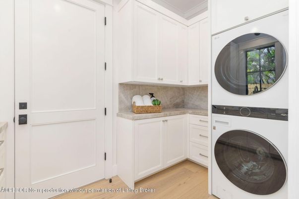Interior, Utility Closets, Washer, Wood Texture Flooring