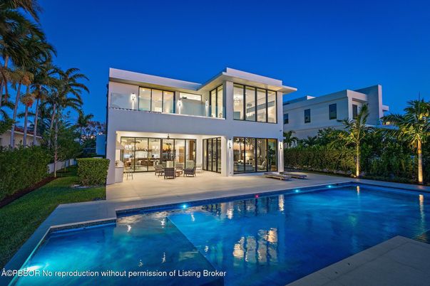 Exterior, Facade, Pool, Modern