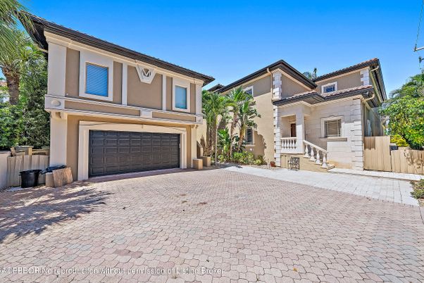 Attached, Exterior, Facade, Mediterranean