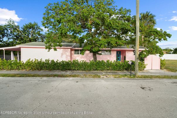 Exterior, Facade, Ranch
