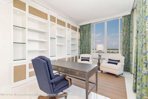 Home Office, Interior