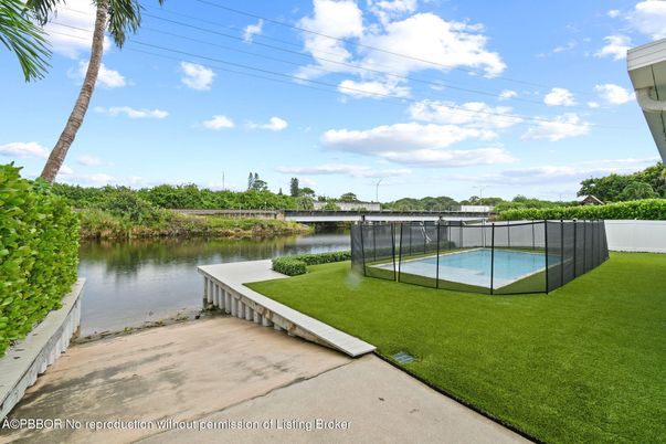 Exterior, Lake