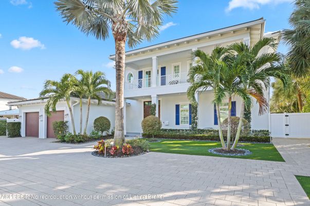 Attached, Exterior, Facade, Mediterranean