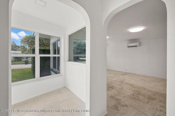 Empty room, Interior