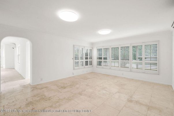 Empty room, Interior