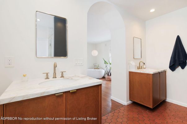 Bathroom, Dual Sink Vanities, Interior, Recessed Lighting