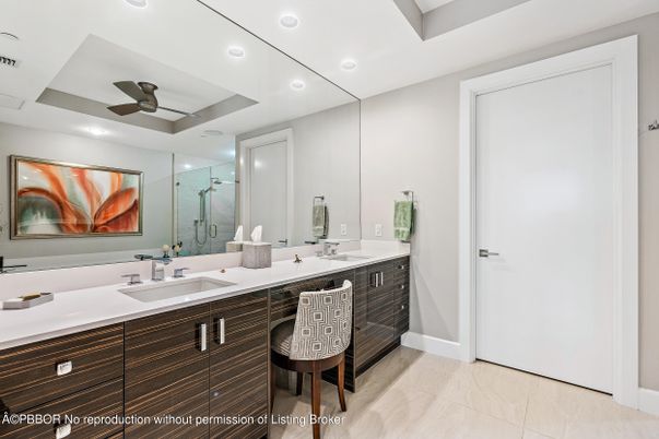 Bathroom, Dual Sink Vanities, Interior, Recessed Lighting
