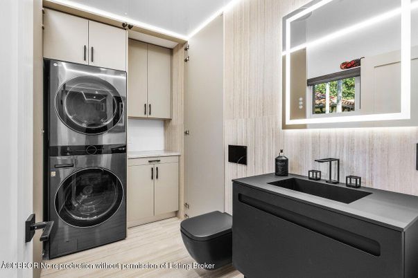 Interior, Utility Closets, Washer, Wood Texture Flooring