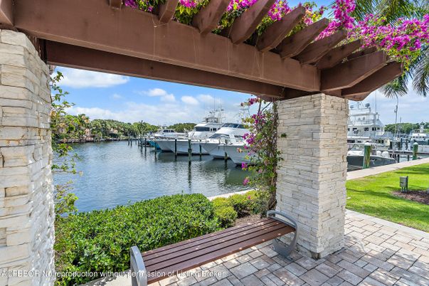 Exterior, Lake