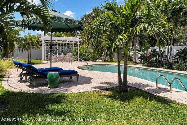 Exterior, Playground, Pool
