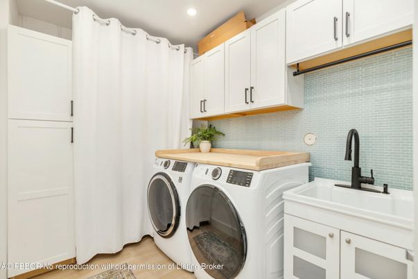 Interior, Recessed Lighting, Washer, Wood Texture Flooring