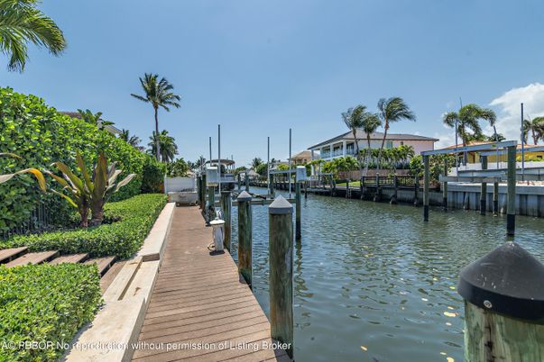 Exterior, Lake