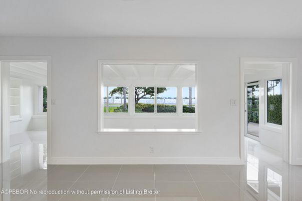 Empty room, Interior