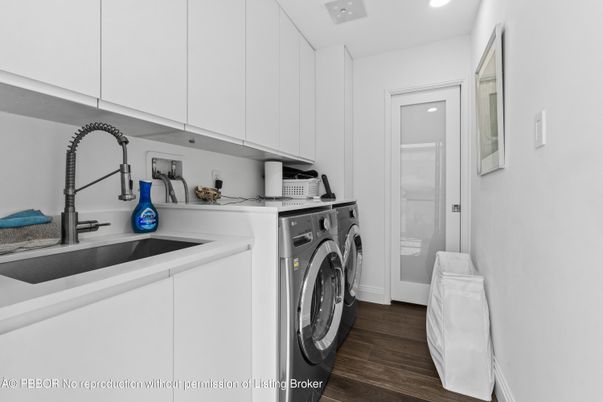 Interior, Recessed Lighting, Washer, Wood Texture Flooring