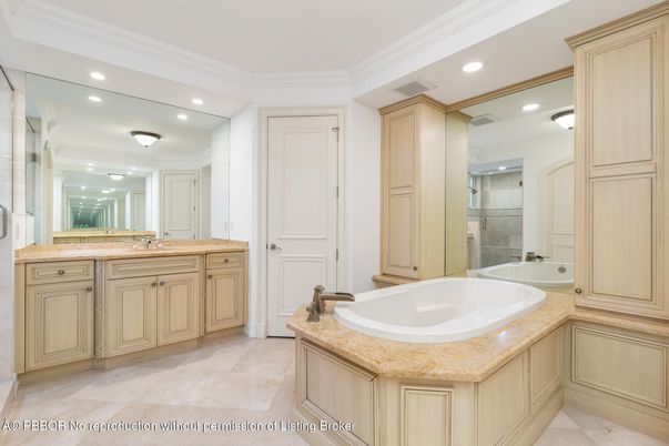 Bathroom, Interior, Recessed Lighting