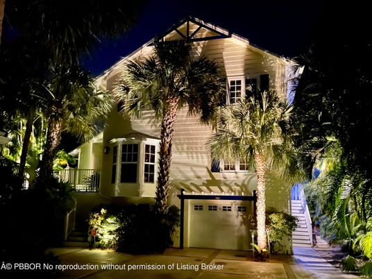 Attached, Exterior, Facade, American Craftsman