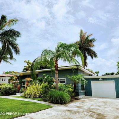 Attached, Exterior, Facade, Ranch