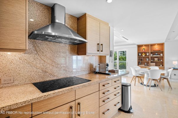 Dining room, Interior, Kitchen, Recessed Lighting, Stainless Steel Appliances