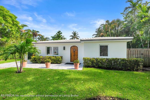 Backyard, Exterior, Facade, Ranch