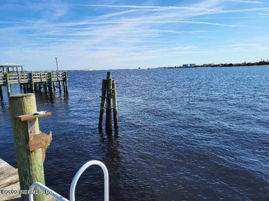 Exterior, Lake