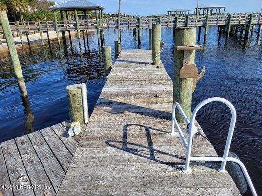 Exterior, Lake