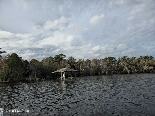 Exterior, Lake