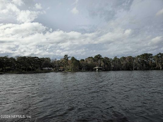 Exterior, Lake