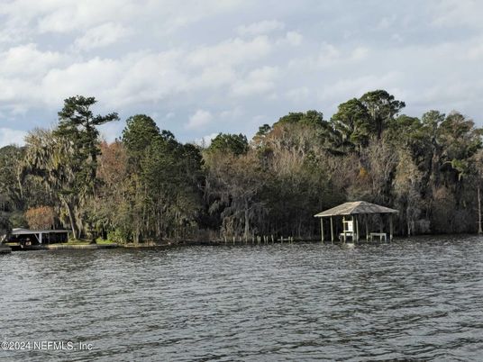 Exterior, Lake