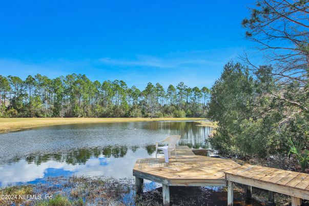 Exterior, Lake