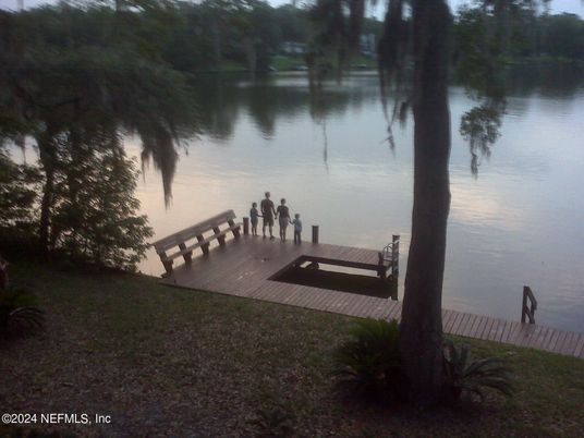 Exterior, Lake