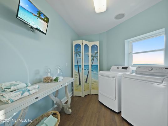Interior, Washer, Wood Texture Flooring