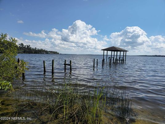 Exterior, Lake