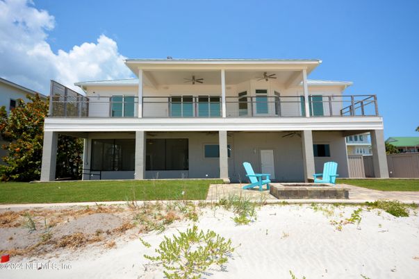 Exterior, Facade, Modern