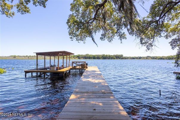 Exterior, Lake
